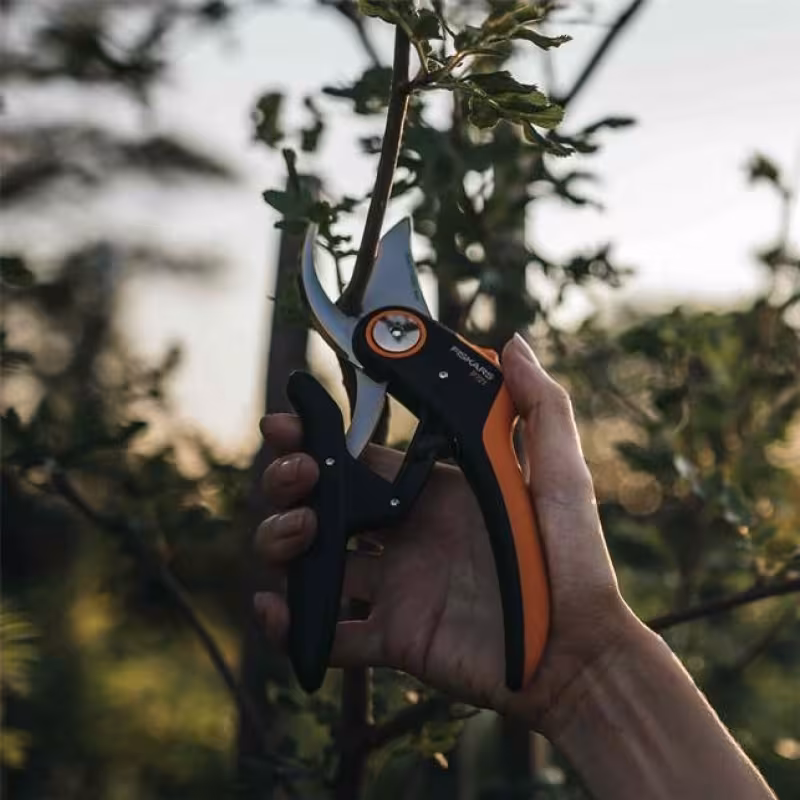 Секатор плоскостной Fiskars Plus PowerLever P721