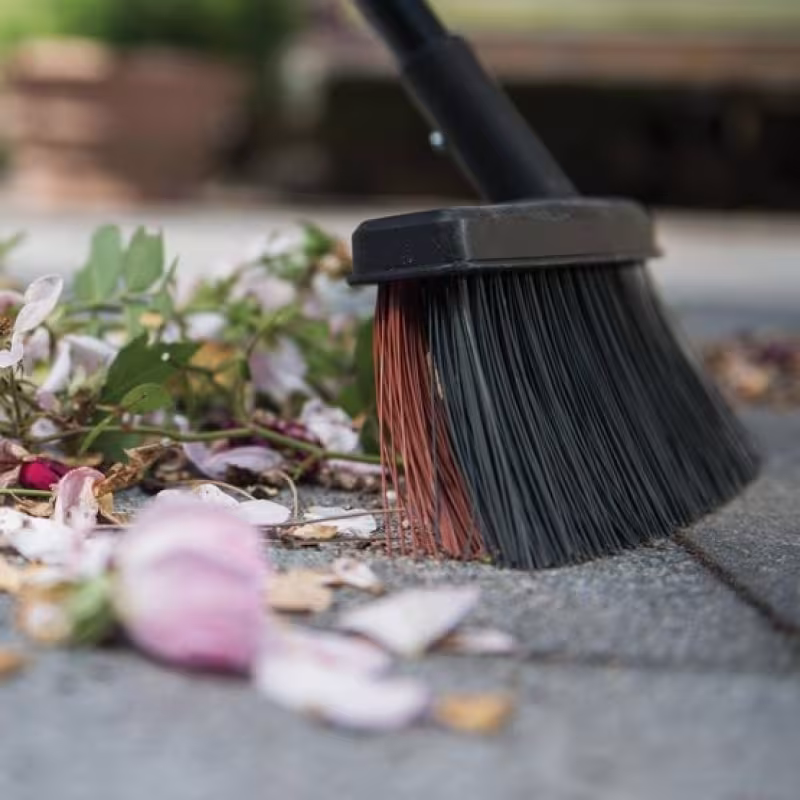 Щетка уличная без черенка Fiskars Solid (средняя)