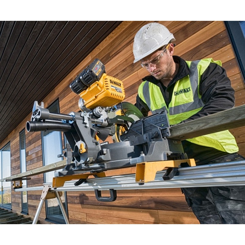 Пила торцовочная аккумуляторно-сетевая DeWALT FLEXVOLT DHS780N