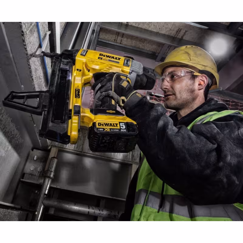Нейлер по бетону аккумуляторный DeWALT DCN890N