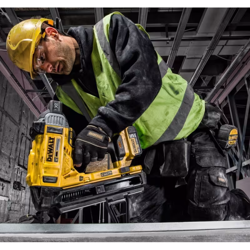 Нейлер по бетону аккумуляторный DeWALT DCN890N