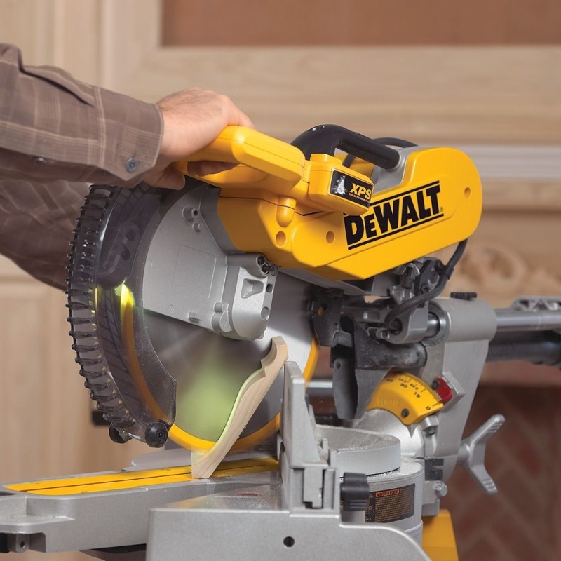 Пила торцовочная сетевая DeWALT DWS780