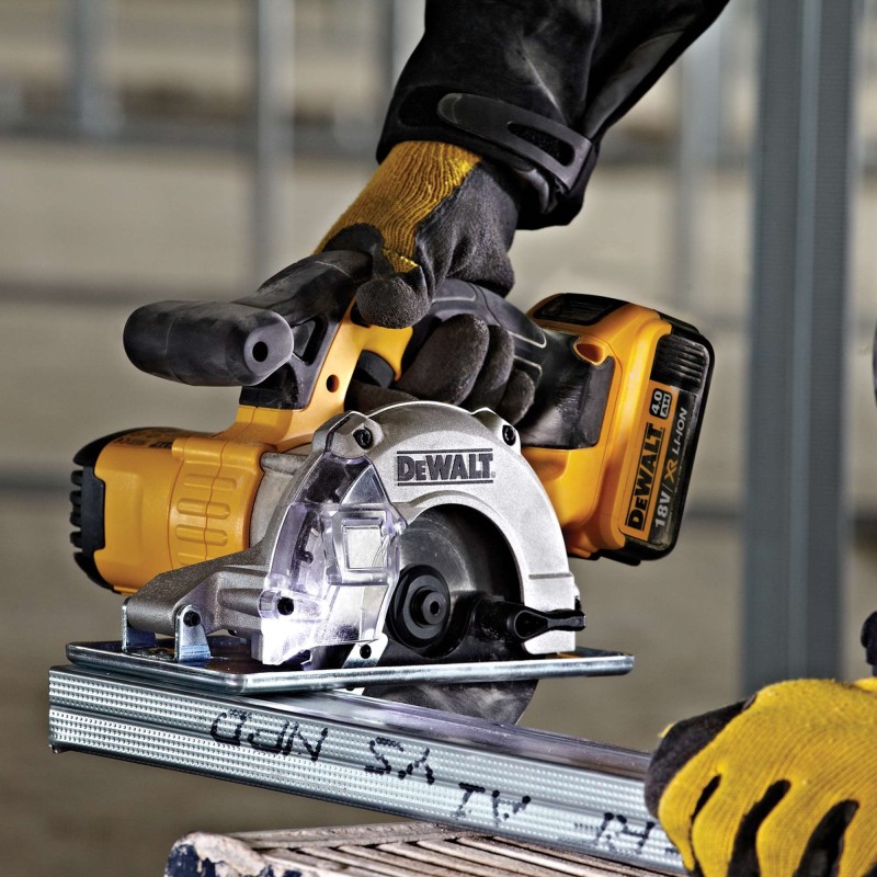 Пила дисковая аккумуляторная DeWALT DCS373N