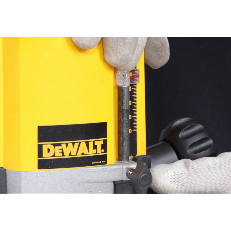 Фрезер погружной сетевой DeWALT DW615