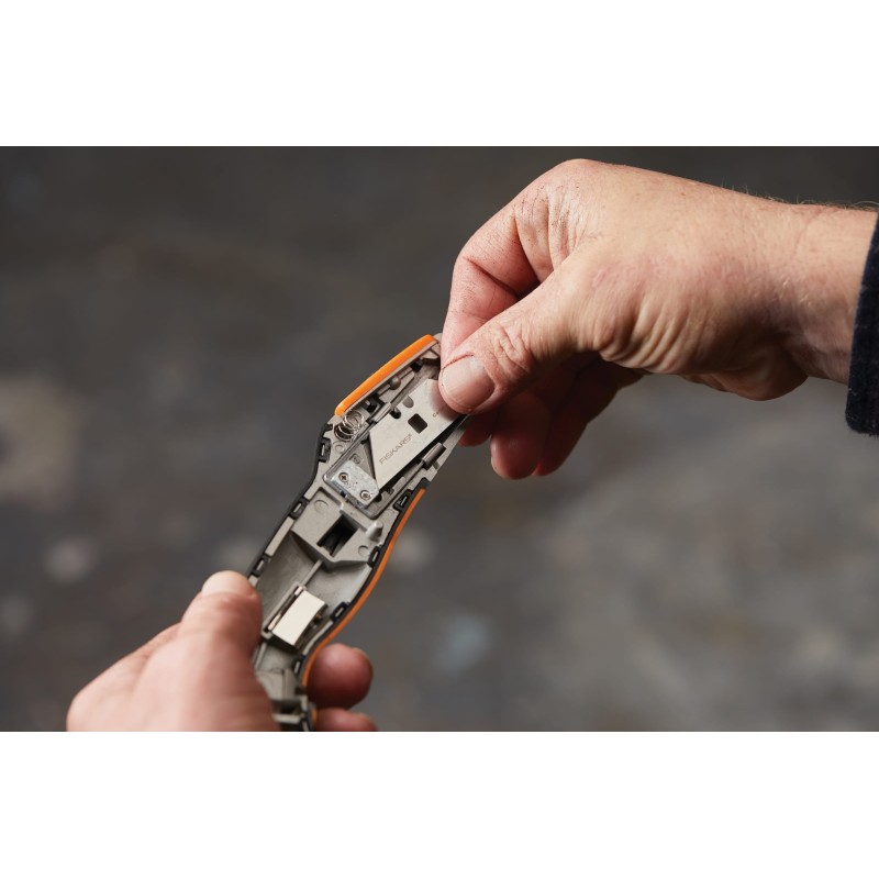 Строительный нож с выдвижным сменным лезвием Fiskars СarbonMax 1027223