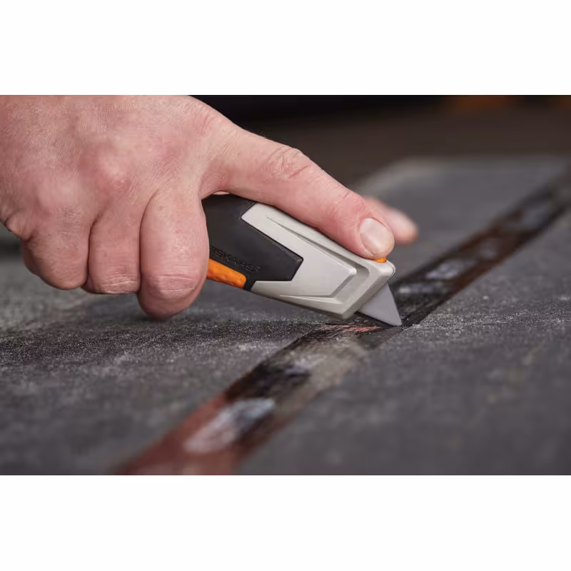 Строительный нож с выдвижным сменным лезвием Fiskars СarbonMax 1027223