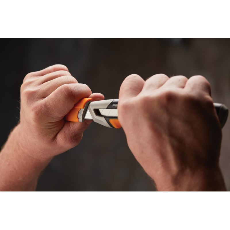 Нож строительный с выдвижным сменным лезвием Fiskars СarbonMax, 18 мм