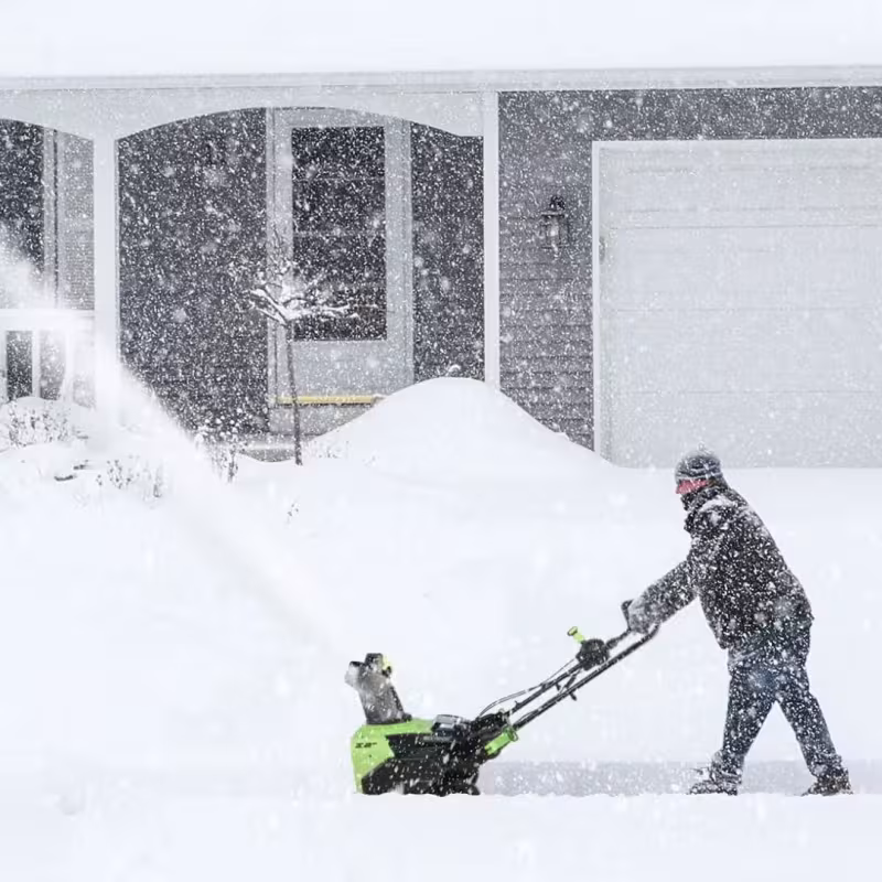 Снегоуборщик аккумуляторный Greenworks GD60PST