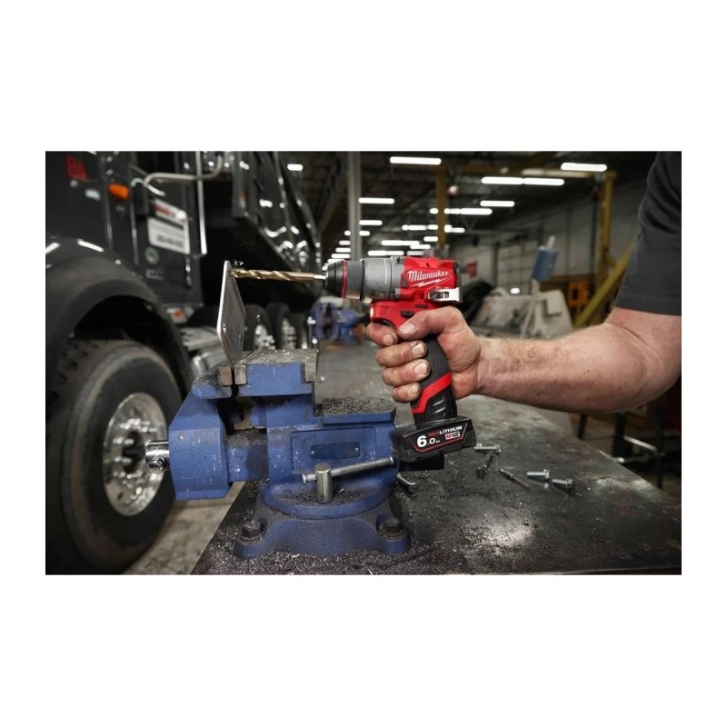 Дрель-шуруповерт аккумуляторная Milwaukee M12 FDD2-202